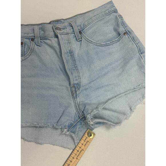 Levi's Women's 501‎ Shorts Size 30 Cut offs Button Fly 2" inseam - Picture 5 of 8